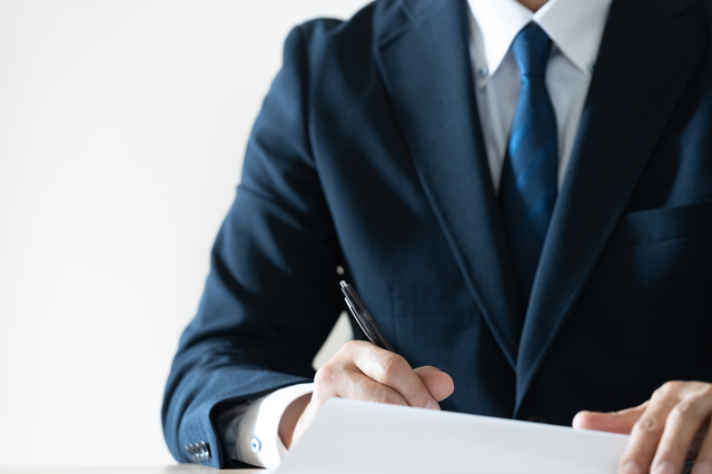 手形割引と裏書譲渡の違いとは？仕訳からリスクまで経理の悩みを解決